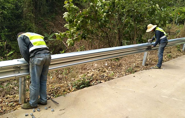 山东高速公路护栏的定期维护与保养